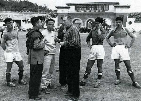 Борис Аркадьев проводит тренировку с футболистами Бирмы